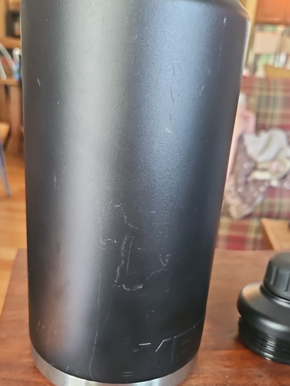 Yeti Black Stainless-Trim Insulated Water Bottle 64 Oz - Picture 7 of 7